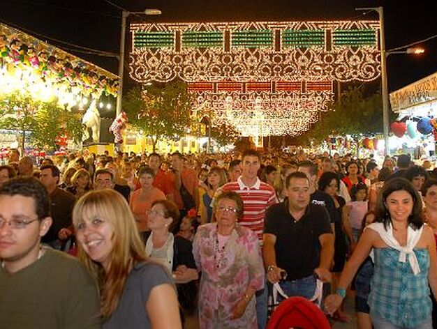 La Feria de Chiclana arranca con el alumbrado del Real de las Albinas y la proclamaci&oacute;n de la Chiclanera Mayor. /Paco Peri&ntilde;&aacute;n