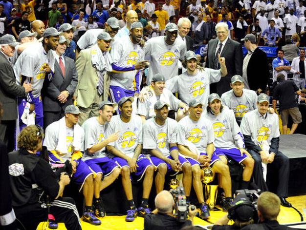 La plantilla de los Lakers posa con la copa.