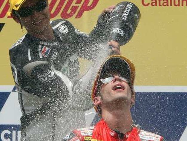 El piloto espa&ntilde;ol de 250 cc Alvaro Bautista, celebra su victoria en del Gran Premio de Catalunya 

Foto: Efe