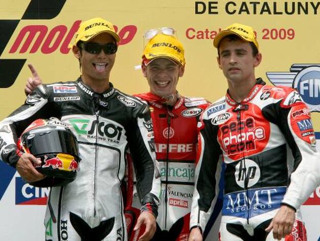 Los pilotos de 125 cc Andrea Iannone (c), Nico Terol (i) y Sergio Gadea celebran en el podio el primero, segundo y tercer puesto, respectivamente.

Foto: Efe