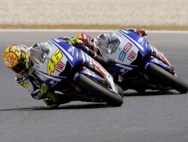 El piloto italiano de Moto GP Valentino Rossi (i) y el espa&ntilde;ol Jorge Lorenzo, durante la carrera de MotoGP