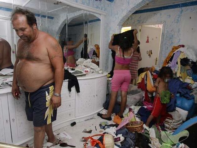 Horacio, uno de los chabolistas que han regresado a las Tres mil, se encontr&oacute; su casa destrozada y saqueada.

Foto: Antonio Pizarro