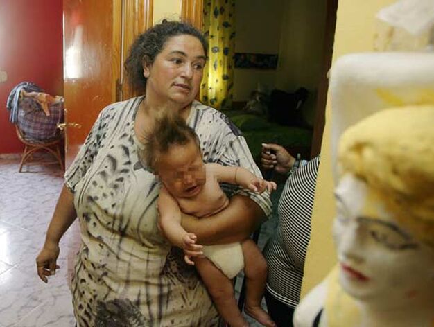 Una madre desesperada con su beb&eacute; en brazos llorando.

Foto: Antonio Pizarro