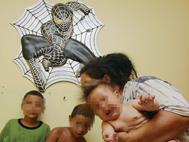 Una madre entra en la habitaci&oacute;n de sus hijos.

Foto: Antonio Pizarro