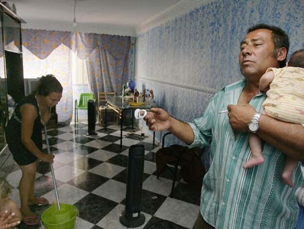 Una mujer limpia su casa una vez que han vuelto.

Foto: Antonio Pizarro