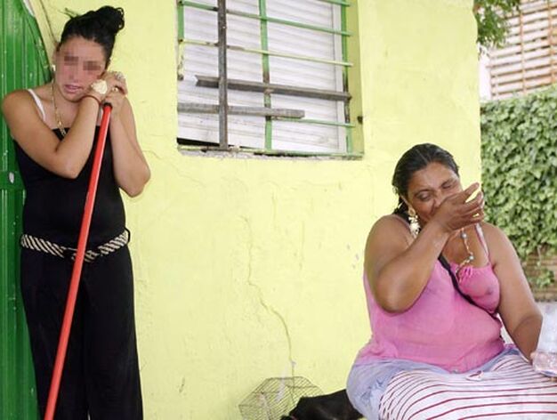 Dos mujeres lloran en la puerta de su casa, saqueada.

Foto: Antonio Pizarro