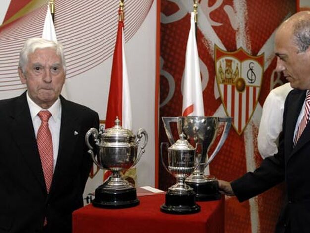 'El Ni&ntilde;o de Oro' posa junto a los trofeos que consigui&oacute; en el Sevilla.

Foto: Manuel G&oacute;mez