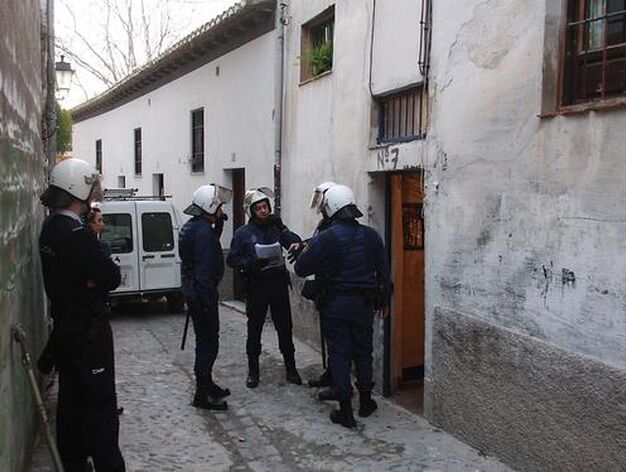 Seis ocupas son desalojados de la Casa del Aire, en el n&ordm; 7 de la calle Zenete del barrio granadino del Albaic&iacute;n.

Foto: Pepe Torres
