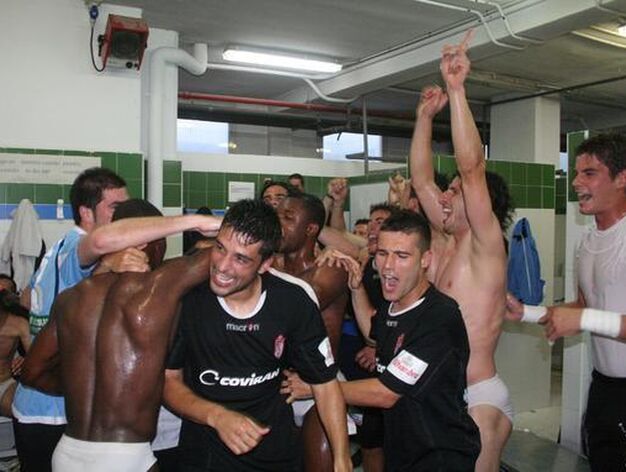 Los jugadores del Granada CF celebran el ascenso a Segunda Divisi&oacute;n A en el vestuario. / LOF