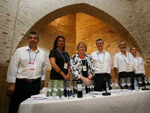 Los seis Master of Wine, con el comisario de Vinoble Panco Campo (i) al frente, ayer antes de la cata magistral.

Foto: Pascual