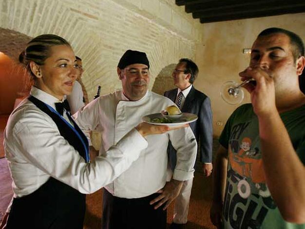 Rafael Aranda, chef del catering &lsquo;Las Vides&rsquo;, contempla ayer el maridaje. Tras &eacute;l, el sumiller Pepe Gil.

Foto: Pascual