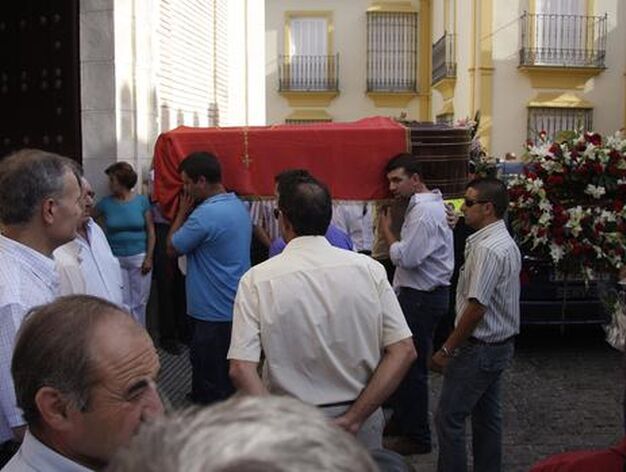 Multitud de vecinos acuden al funeral para dar su &uacute;ltimo adi&oacute;s. 

Foto: Victoria Hidalgo