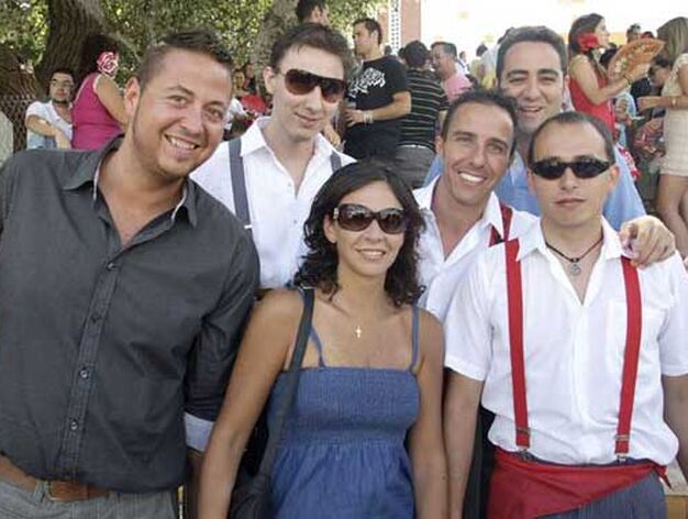 Un grupo de amigos disfrutando de la jornada de Feria 

Foto: Erasmo Fenoy/J.M.Q.