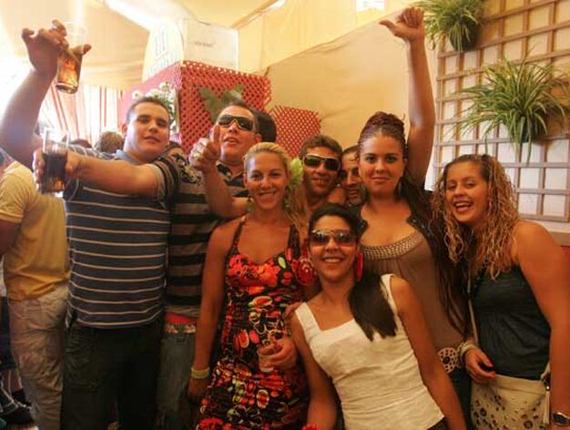 Un grupo de amigos disfrutando de la jornada de Feria 

Foto: Erasmo Fenoy/J.M.Q.