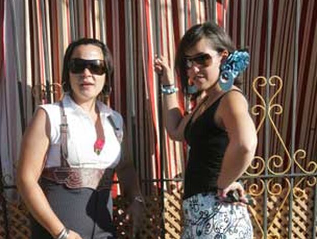 Dos mujeres vestidas de corto y gitana en la Feria Real

Foto: Erasmo Fenoy/J.M.Q.