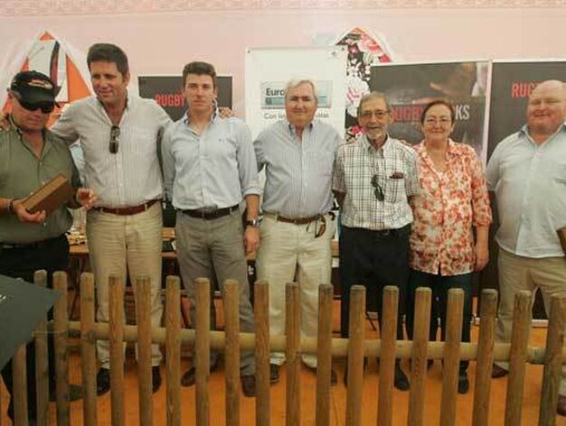 En la imagen los promotores del proyecto 'Rugby Rocks', y entre ellos los galardonados, junto a los concejales Carmen Mayordomo y Julio Mart&iacute;nez F&iacute;rvida

Foto: J.M.Q.