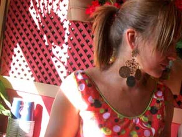 Una joven vestida de flamenca

Foto: J.M.Q.