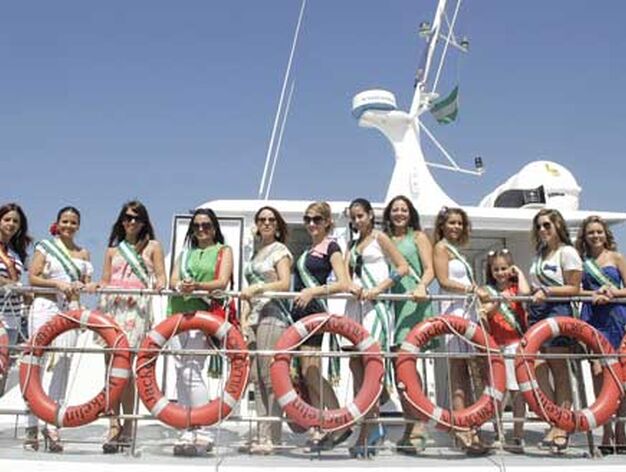 Las reinas y damas a bordo del 'Jackeline', minutos antes de zarpar rumbo a la Bah&iacute;a

Foto: J.M.Q.