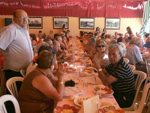 Los mayores, disfrutando de su tradicional comida de Feria en la Pe&ntilde;a El Barrio

Foto: J.M.Q.