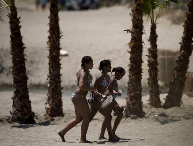 Michelle Obama y su hija Sasha descansan en una playa de Estepona. / AFP