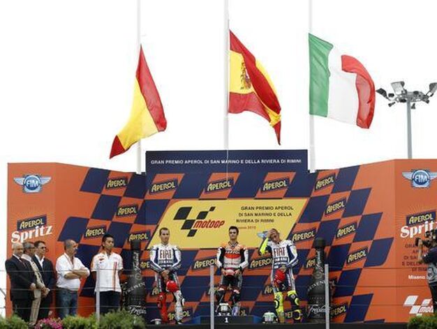 Banderas a media asta en el Gran Premio de San Marino por la muerte del piloto de Moto2 Shoya Tomizawa.

Foto: Reuters