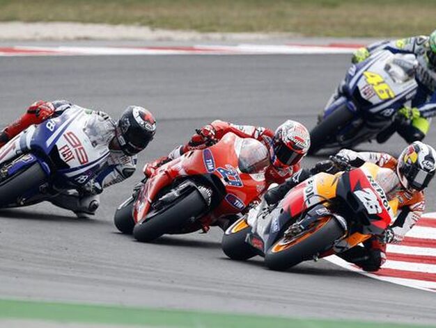 Carrera de MotoGP en el Gran Premio de San Marino, con Dani Pedrosa al frente.

Foto: Reuters