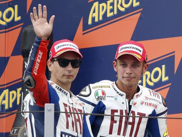 Jorge Lorenzo y Valentino Rossi en el podio del Gran Premio de San Marino, afectados por la muerte de Shoya Tomizawa.

Foto: Reuters