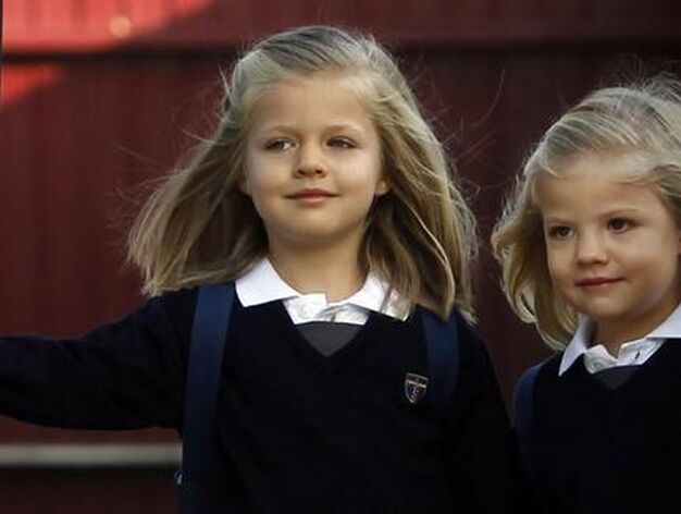 Las infantas Leonor y Sof&iacute;a asisten a su primer d&iacute;a de colegio acompa&ntilde;adas de sus padres. / Reuters