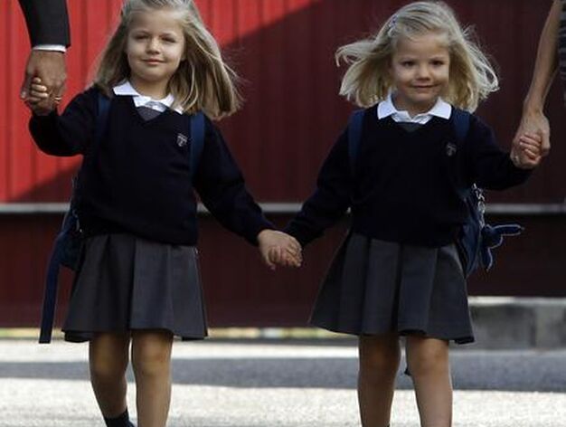 Las infantas Leonor y Sof&iacute;a asisten a su primer d&iacute;a de colegio acompa&ntilde;adas de sus padres. / Reuters