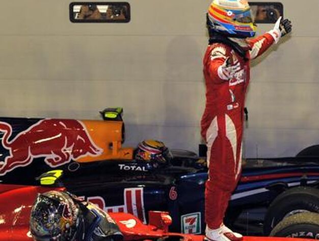 Fernando Alonso se acerca al liderato del Mundial tras ganar el Gran Premio de Singapur. /AFP