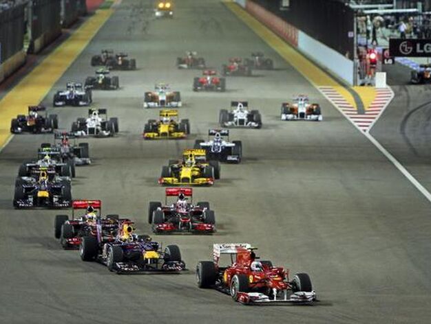 Fernando Alonso se acerca al liderato del Mundial tras ganar el Gran Premio de Singapur. / EFE