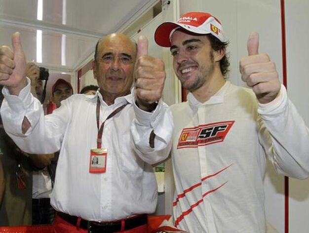 Fernando Alonso se acerca al liderato del Mundial tras ganar el Gran Premio de Singapur. / Reuters