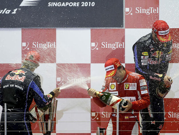 Fernando Alonso se acerca al liderato del Mundial tras ganar el Gran Premio de Singapur. / Reuters