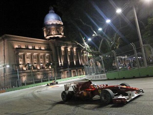 Fernando Alonso, a su paso por la Corte Suprema de Justicia de Singapur. / EFE