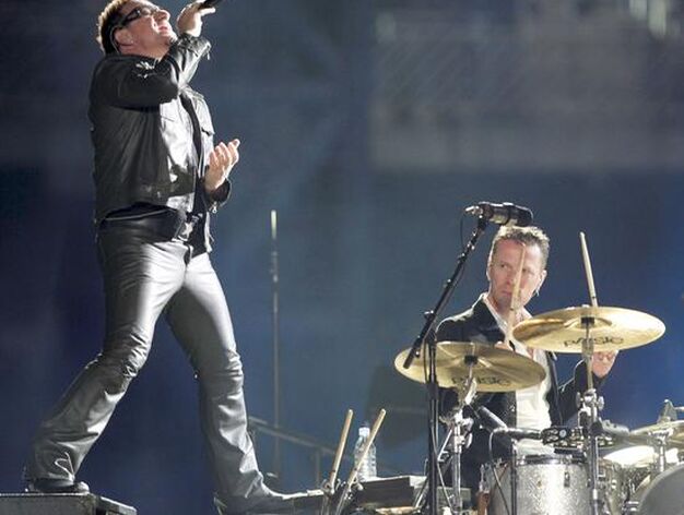 La banda irlandesa U2 convence a sus seguidores en San Sebasti&aacute;n. / EFE, AFP, Reuters