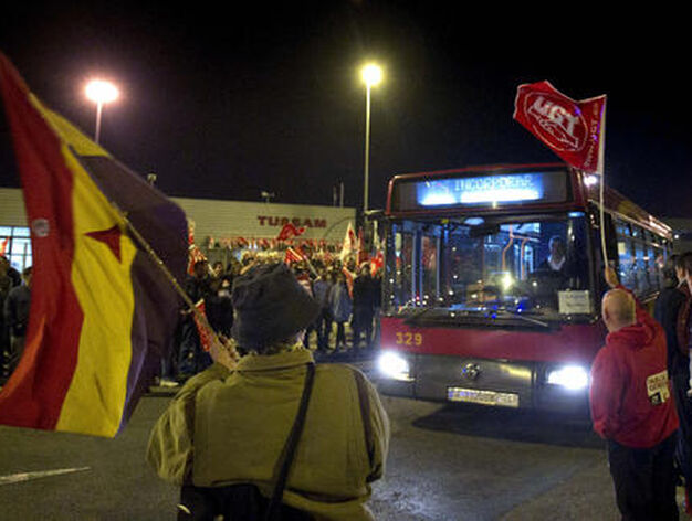 Piquetes informativos de UGT y CCOO gritan a los conductores de autobuses urbanos de Sevilla que salen de las cocheras de Tussam. 

Foto: Jose Manuel Vidal