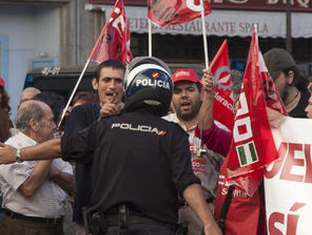 La Polic&iacute;a intenta mediar con los manifestantes. 

Foto: Jaime Mart&iacute;nez