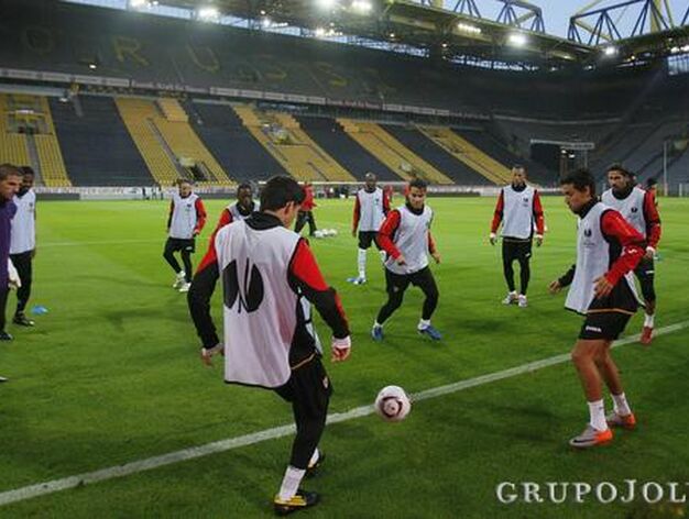 Entrenamiento en el terreno de juego donde se disputar&aacute; el choque ante el Borrusia Dortmund.

Foto: Diario de Sevilla