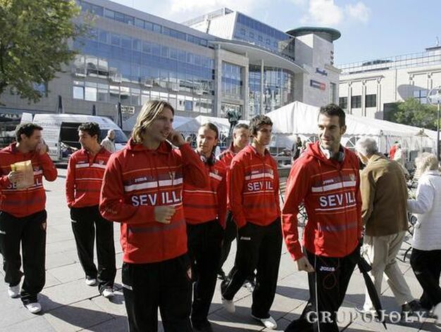 Parte del equipo sevillista visitan el centro comercial de Dortmund.

Foto: Diario de Sevilla