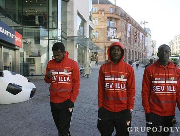 Romaric junto a Zokora y Dabo pasean por la ciudad de Dortmund.

Foto: Diario de Sevilla