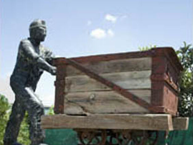 Ayuntamiento de Alquife. Monumento al minero.