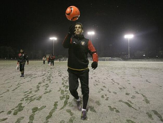 &Aacute;lvaro Negredo juega con el bal&oacute;n mientras sale del campo tras el entrenamiento.

Foto: Philippe Gerard (FP Sport)