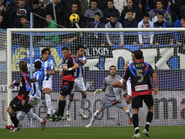 El M&aacute;laga recobra el pulso despu&eacute;s de golear en casa 4-1 al Racing de Santander. / Sergio Camacho