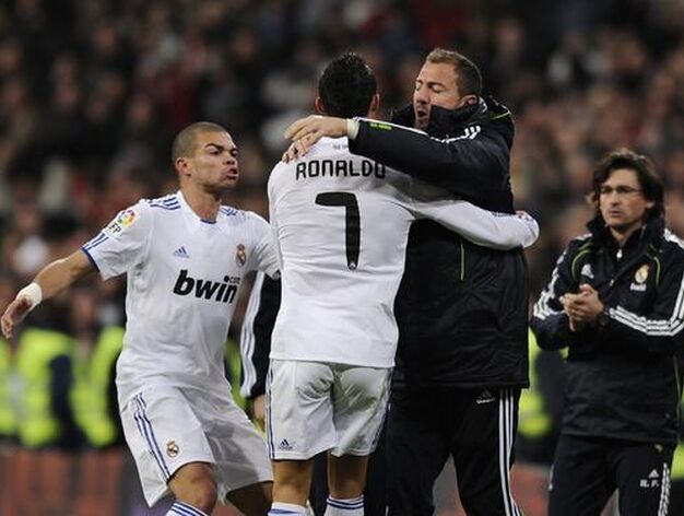 Los jugadores del Real Madrid celebran el primer gol del Madrid. / AFP