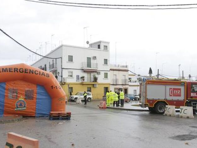 Emergencias del 112 se instalan en Lora del R&iacute;o por las complicaciones del temporal de lluvias. 

Foto: Jos&eacute; &Aacute;ngel Garc&iacute;a