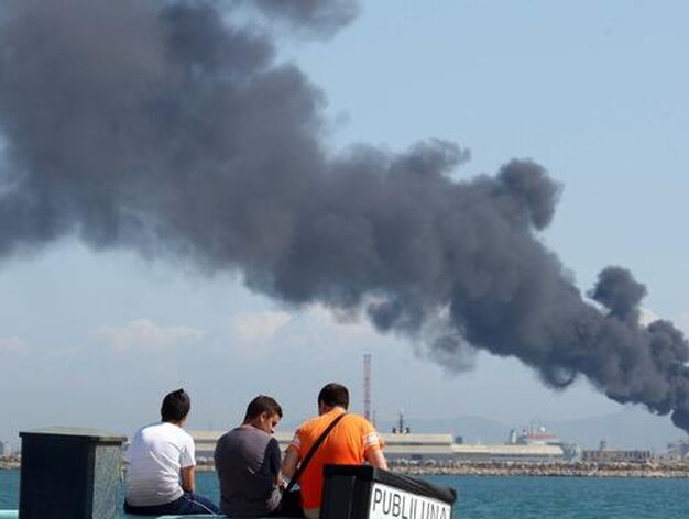 Dos personas resultan heridas en la explosi&oacute;n de un tanque de combustible en el puerto de Gibraltar. 

Foto: Paco Guerrero