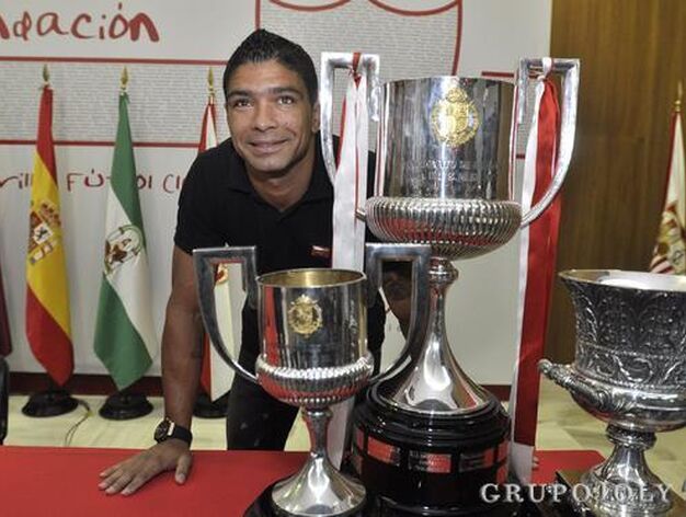 Renato posa con algunas de la copas logradas en su etapa como sevillista.

Foto: Manuel G&oacute;mez