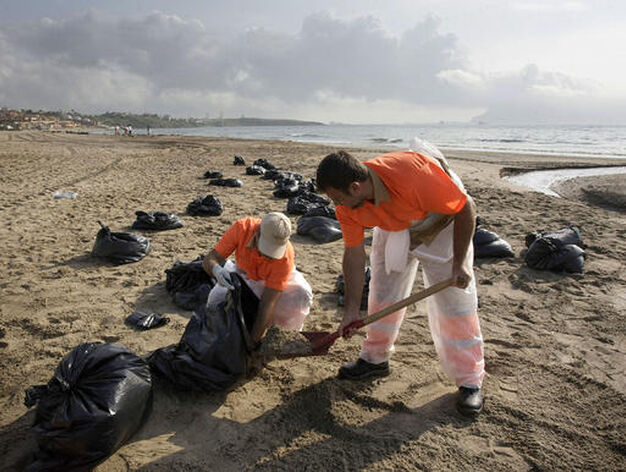 Desplegado el dispostivo de limpieza en la playa de Getares.

Foto: Erasmo Fenoy