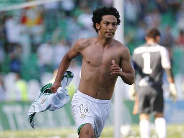 Iriney festeja el segundo gol b&eacute;tico quit&aacute;ndose la camiseta. / Antonio Pizarro