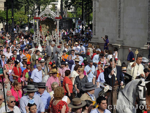 Miles de fieles acompa&ntilde;an al simpecado por las calles del centro.

Foto: Juan Carlos V&aacute;zquez